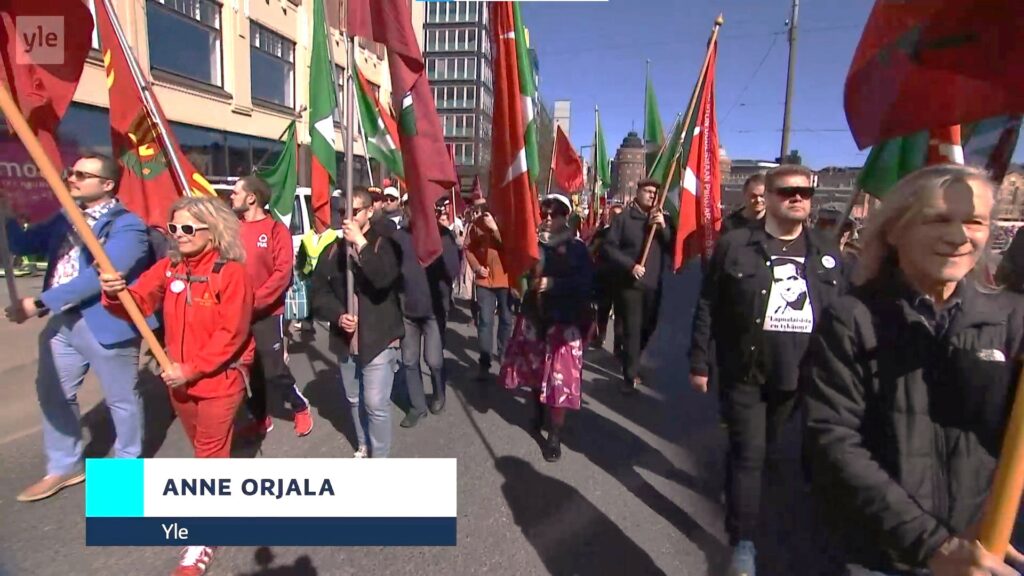 kulkueessa paljon vasemmiston osastojen lipunkantajia